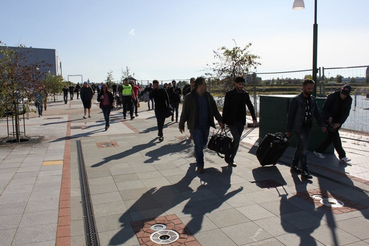 BILDEXTRA: Migrationsverkets bussar hämtade asylvandrarna vid finska gränsen