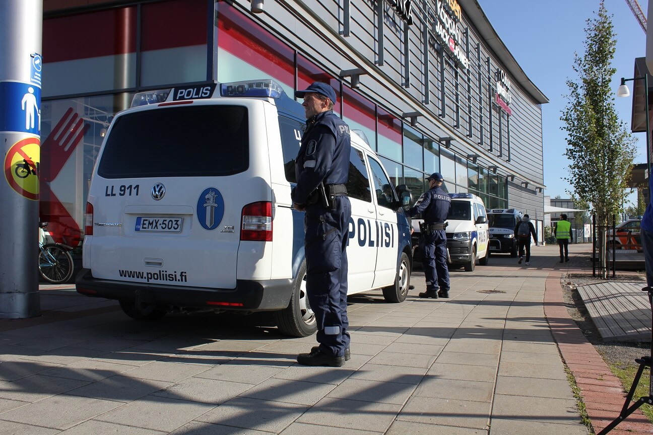 Poliser togs som gisslan vid finskt flyktingdrama