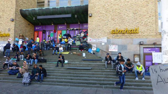 ”17-åring” som knivhögg polis i själva verket 25 år gammal