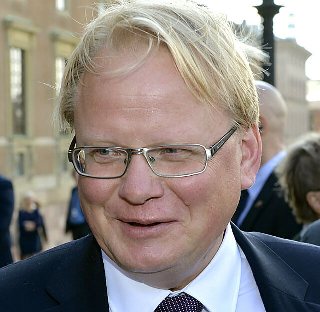 Alliansen fortsatt vacklande om misstroende mot försvarsministern