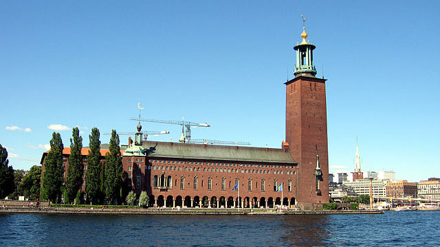 Rödgrönrosa i Stockholm klubbade igenom socialbidrag till illegala