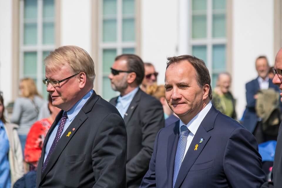 Inget misstroende mot försvarsministern – C och L lade ned rösterna