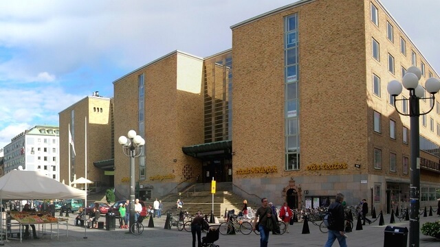 17-åring häktad på sannolika skäl för oprovocerad knivattack mot polis