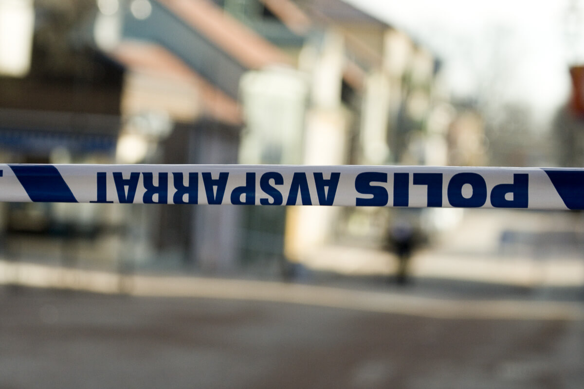 Polis nära bli dödad av knytnävsstor sten