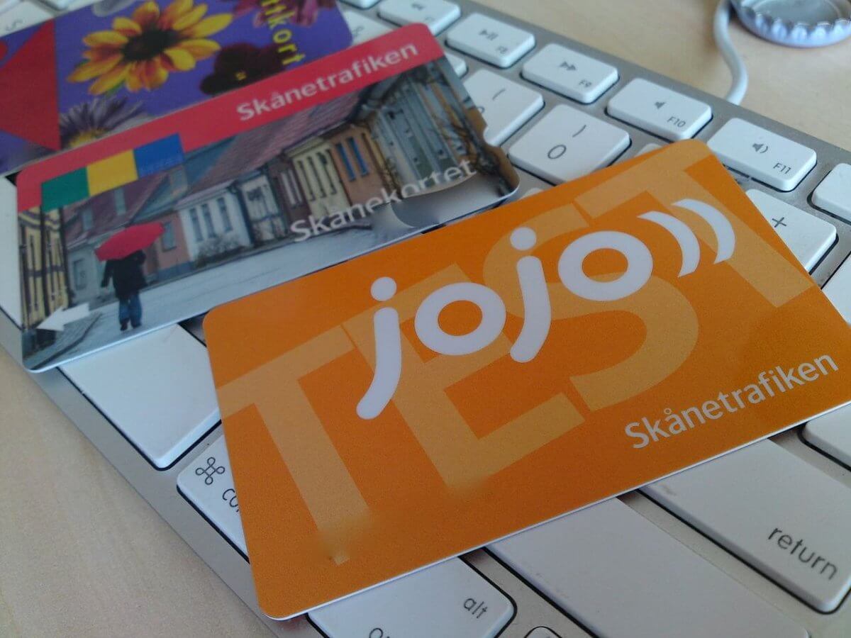 Buss besköts under färd – polisen misstänker att riktigt skjutvapen användes