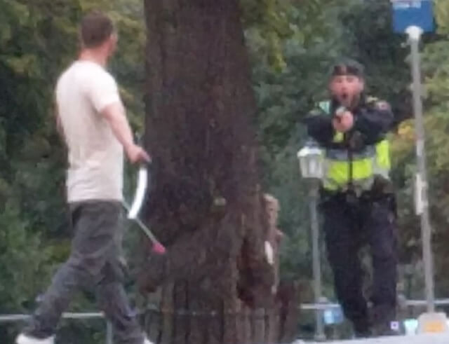 Polis sköt varningsskott mot man beväpnad med svärd