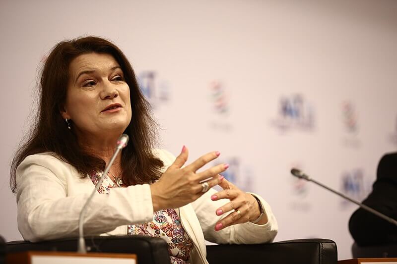 Ann Linde undviker medias frågor om IT-skandalen