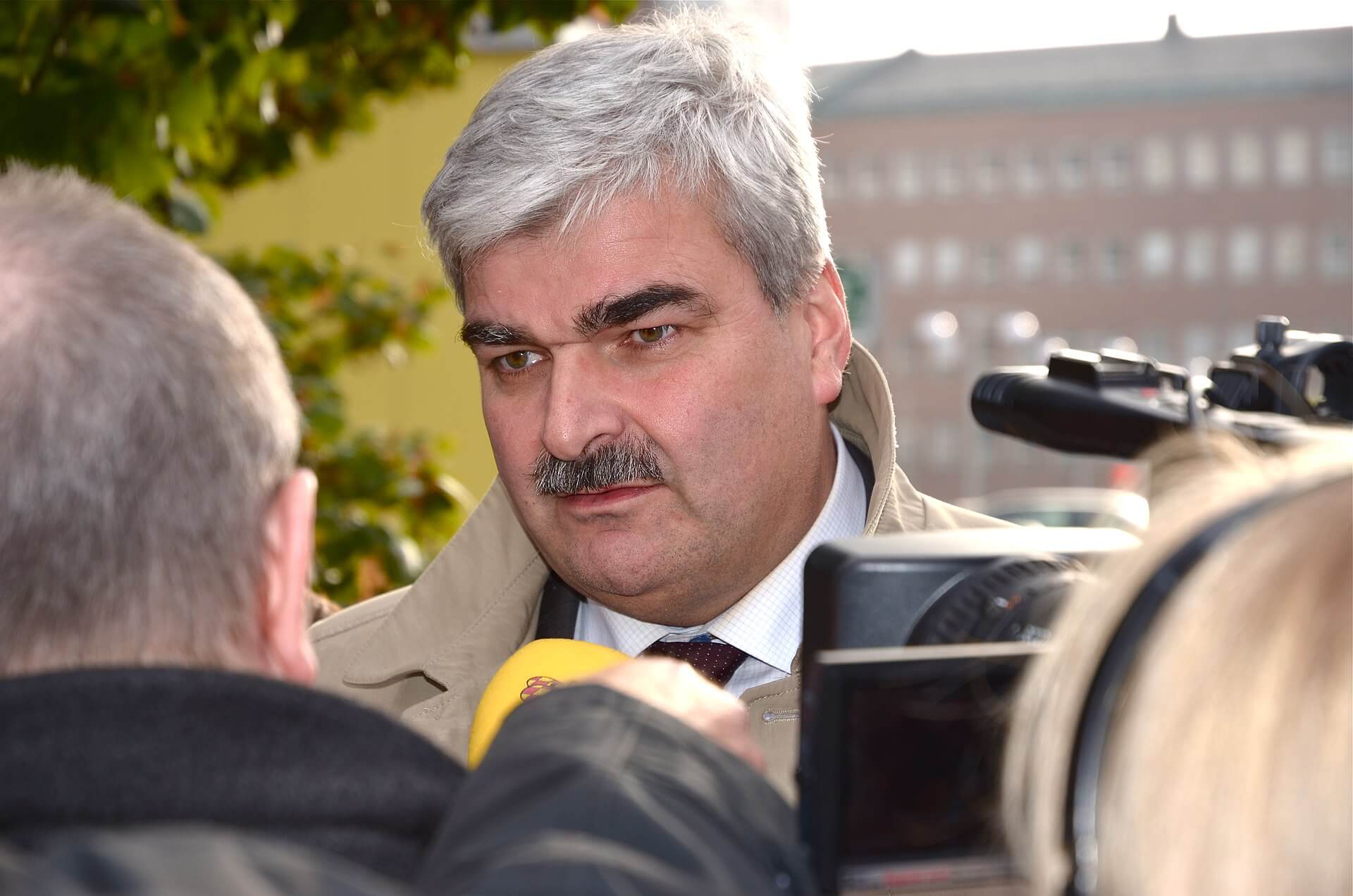 Regeringen förvånad över Juholts dystopiska framtidsvision av Sverige