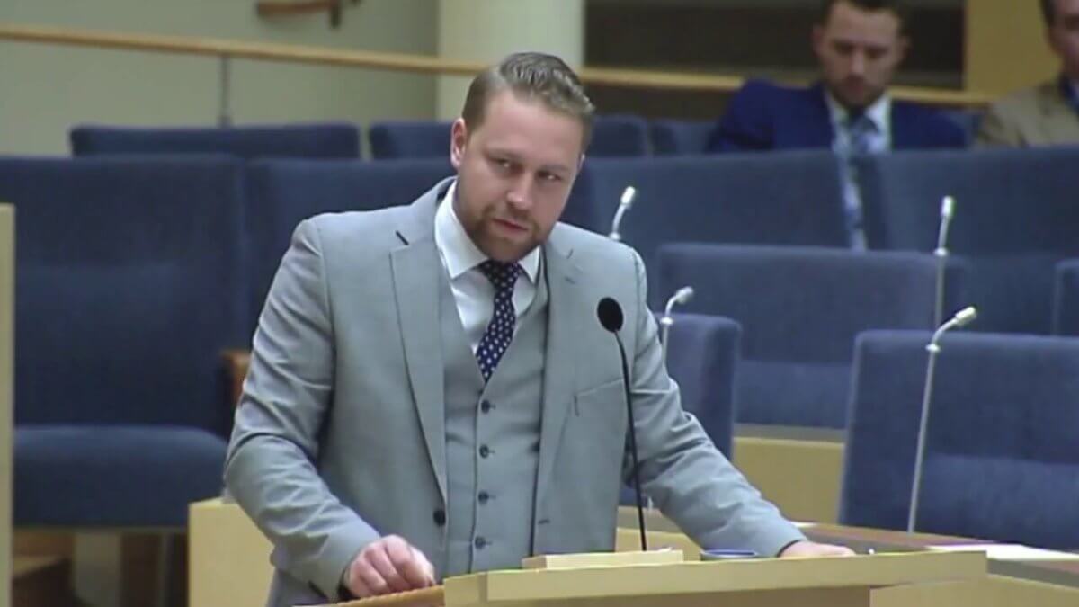 Regeringens arbete med att utvisa illegala invandrare kritiseras av SD