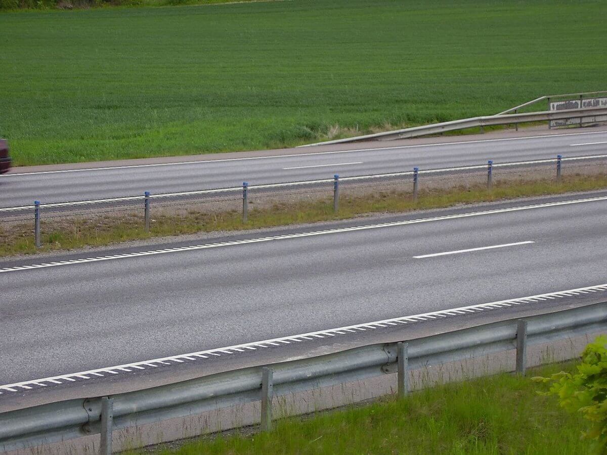 Nät ska förhindra stenkastning på bilar på Norrleden