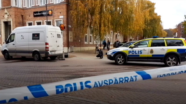 Polisen jagar automatvapenbeväpnade värdetransportrånare
