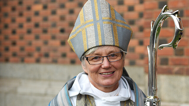 Ny genuskorrekt kyrkohandbok – Gud ska inte längre kallas ”han” eller ”herren”