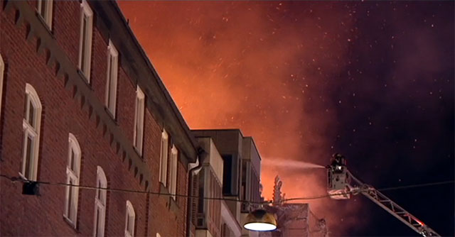 Storbrand i centrala Stockholm – två personer förda till sjukhus