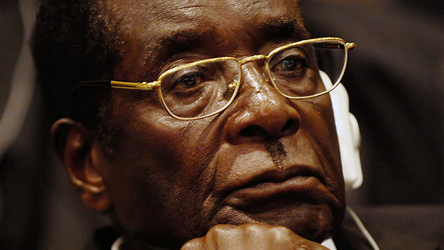 Mugabe petas från partiledarposten men sitter kvar som president