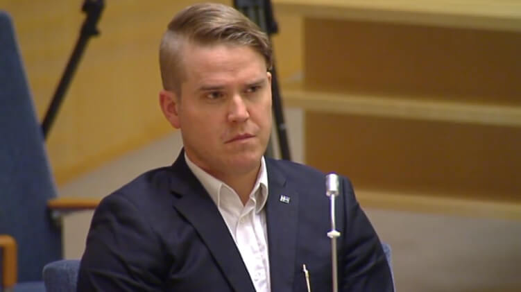 Asylaktivist som statlig utredare – Samhällsnytts avslöjande i riksdagens interpellationsdebatt