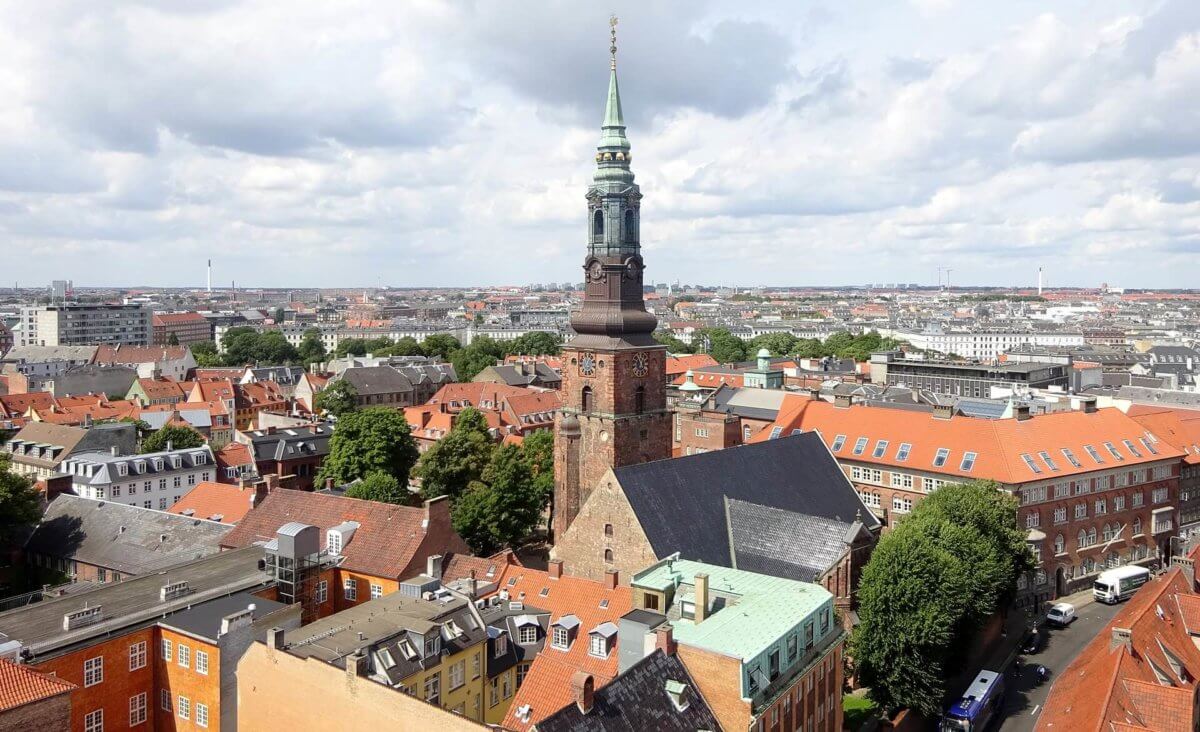 Stor grupp barn och unga misstänks för gaturån och överfall