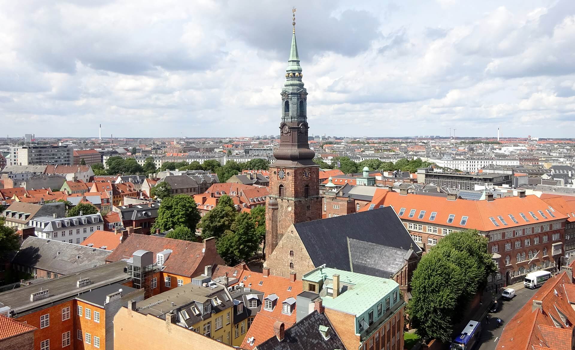 Stor grupp barn och unga misstänks för gaturån och överfall