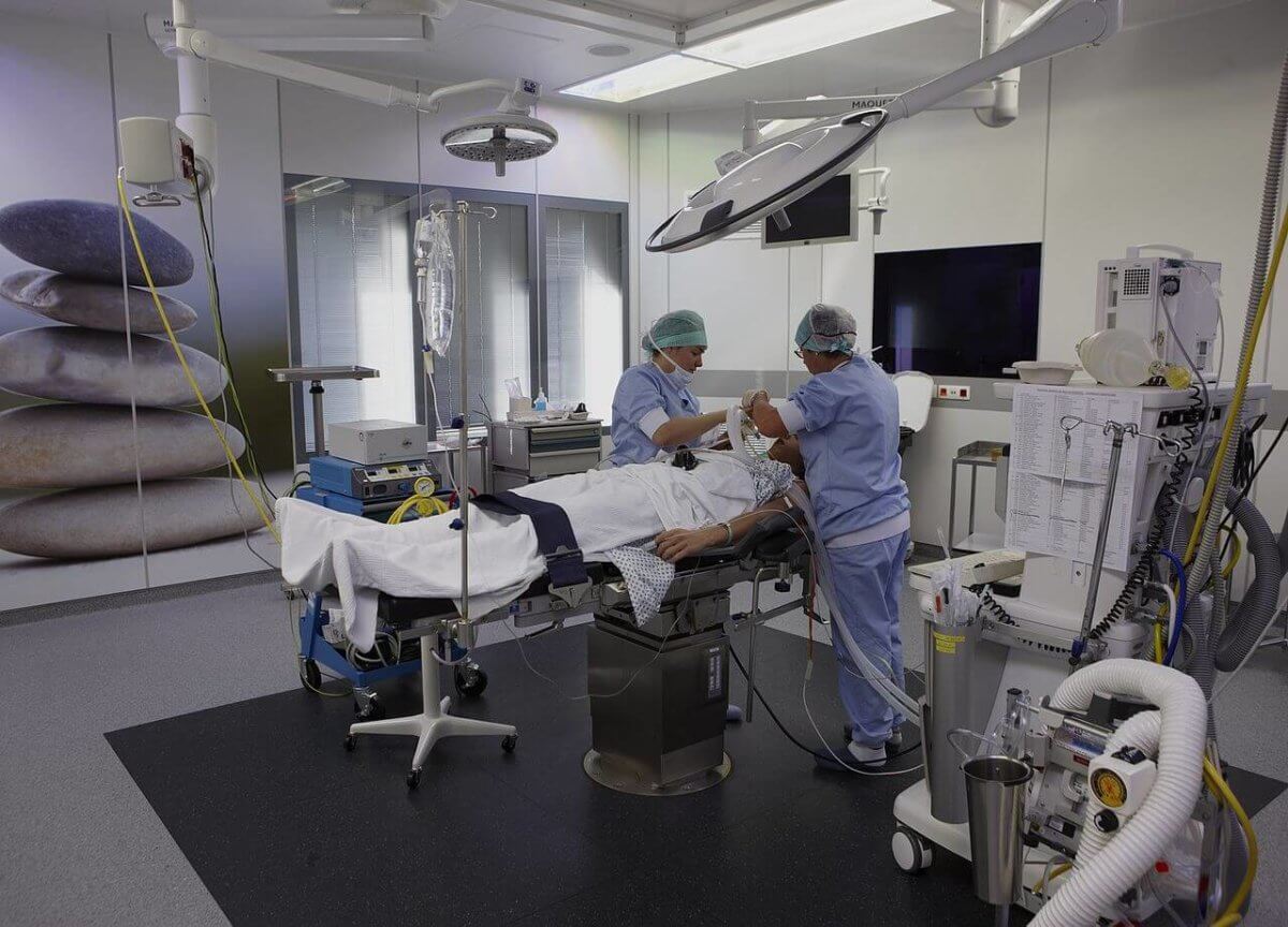 Världens första huvudtransplantation på människa genomförd