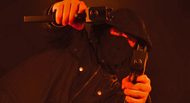 Pistolbeväpnad liga slog till mot villa – stal lyxbilar