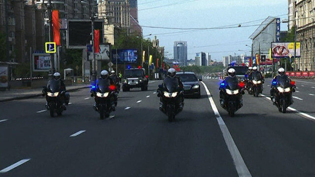 BILDEXTRA: Folktomma gator och poliser med k-pistar vid EU-toppmötet