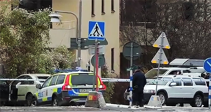 Skottlossning mellan två fordon i Stockholmsförort – en person död