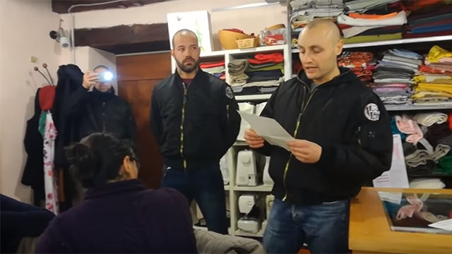 Politisk turbulens i Italien efter aktion från skinnhuvuden