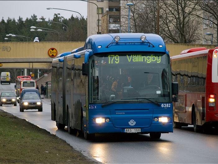 Bussföretag inför insläpp genom bakdörrar på linje i förorter: ”Förare ska inte riskera sina liv”
