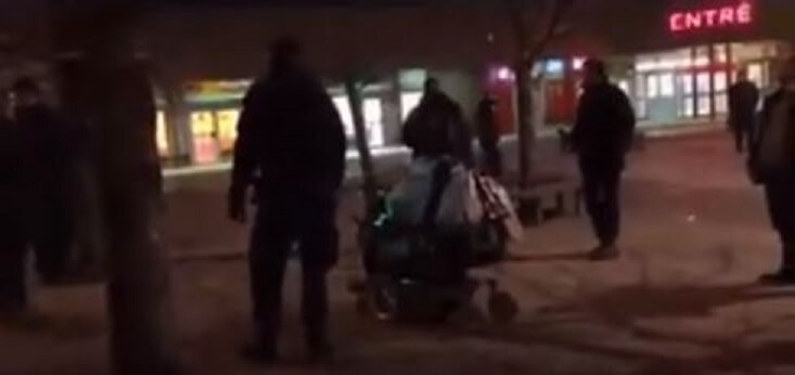 Här hånas offret för gruppvåldtäkten