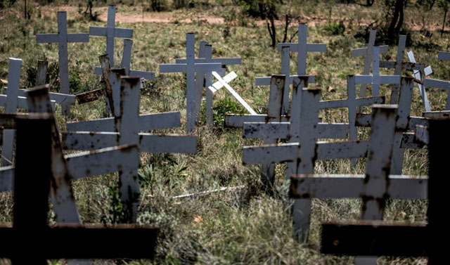 Våg av rasistiska mord mot lantbrukare i Sydafrika