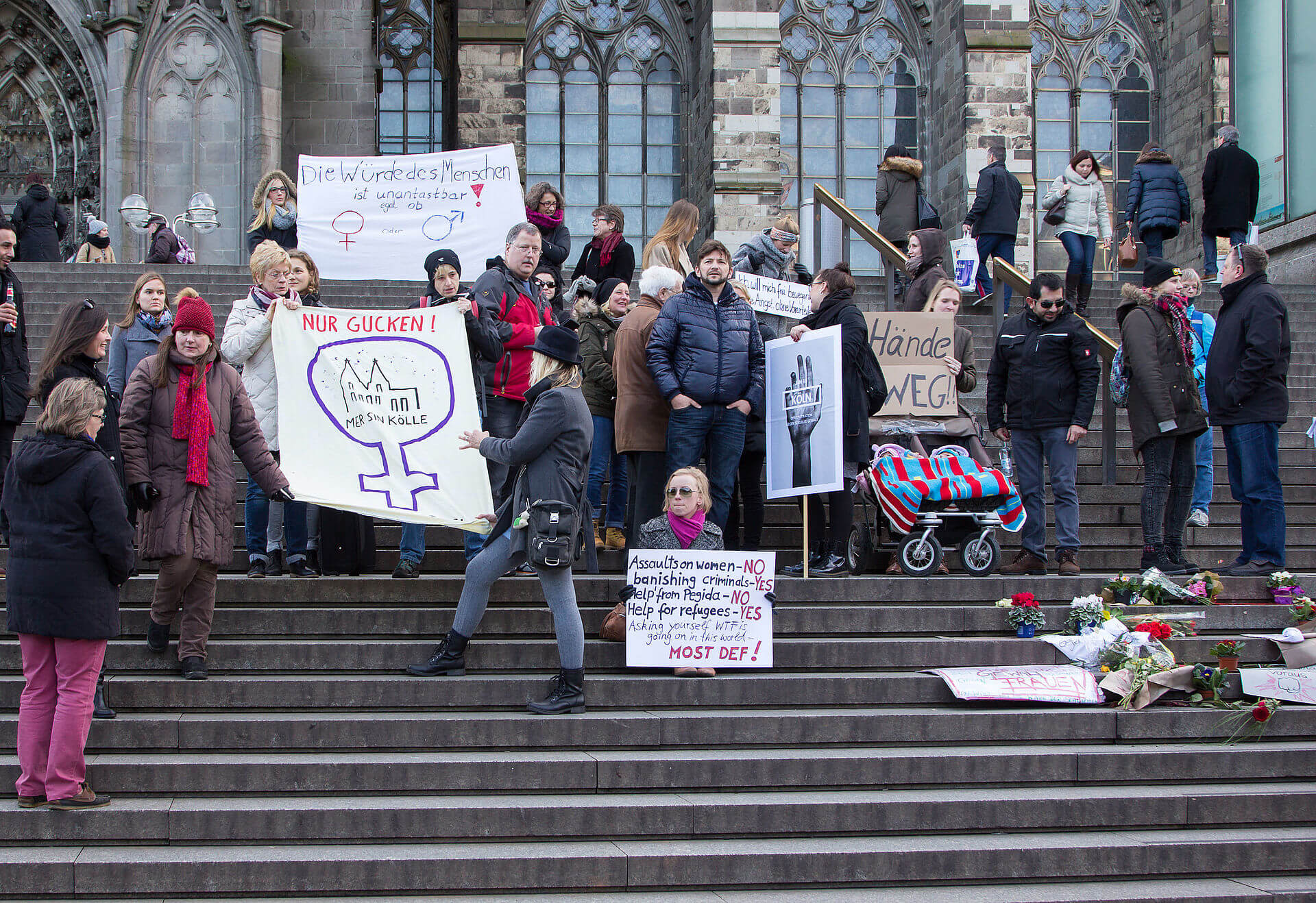 Köln rustar för nyårsafton – delar ut ”toleransarmband”