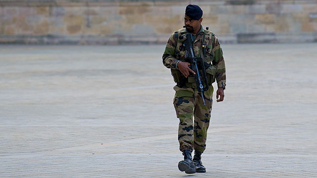 100 000 soldater och poliser utstationeras i Frankrike under julhelgen