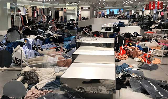 VIDEO: H&M-butiker i Sydafrika sönderslagna av vänstermobb efter kontroversiell annons