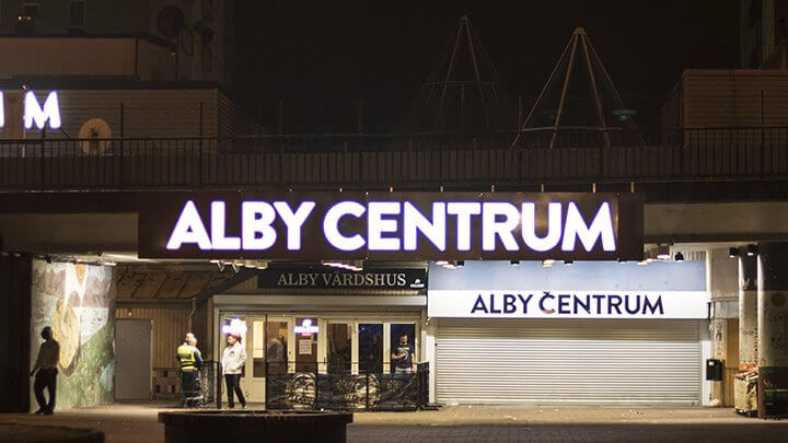 Man anhållen för att ha kört på poliser i Alby