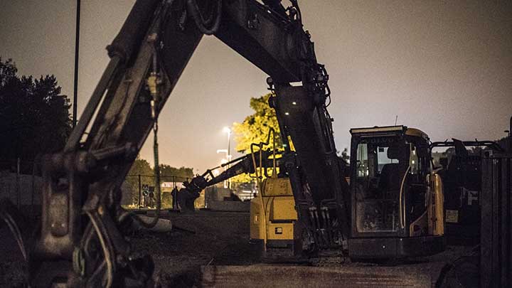 Rånare slog till mot byggarbetsplats i Södertälje – misshandlade byggarbetare och stal byggmaskin