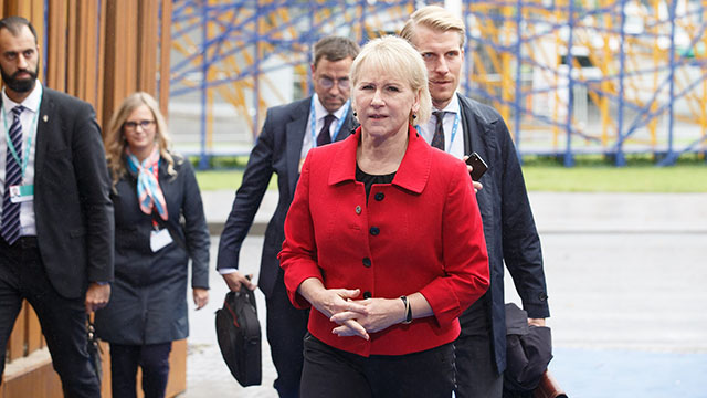 Utrikesministern ger sin syn på demokratin: ”Vad ska hända om andra länder säger att demonstranter på våra gator har rätt?”