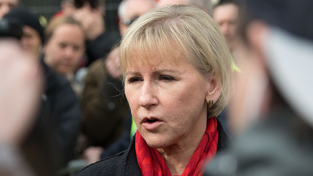Margot Wallström vill inte lägga sig i fallet Tommy Robinson