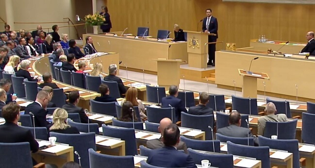 Åkesson till attack mot sjuklövern i partiledardebatt