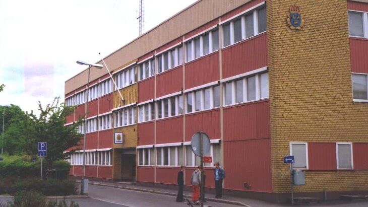 Polisen: ”Utländska medborgare” i gigantiskt knivslagsmål utanför polishuset i Skara