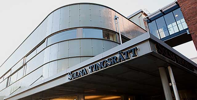 Fem unga män döms för mord och dubbelmord i Stockholmsförort