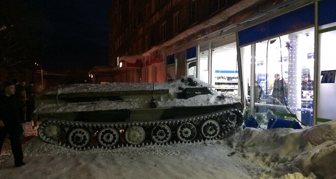 Körde in i butik med pansarfordon – stal en flaska vin