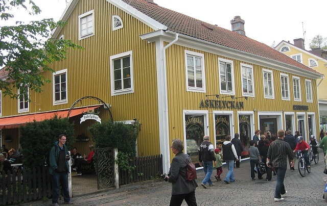 Ungdomsgäng härjar i Växjö – näringsidkare trakasseras