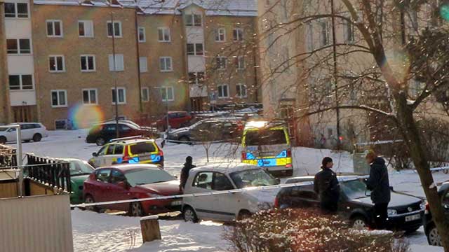 Polisen öppnade eld mot beväpnad man i Stockholmsförort