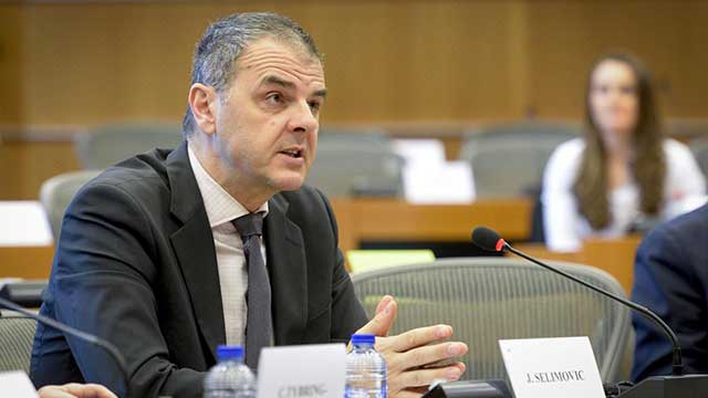 L-politiker vill att Sverige köper EU-mandat