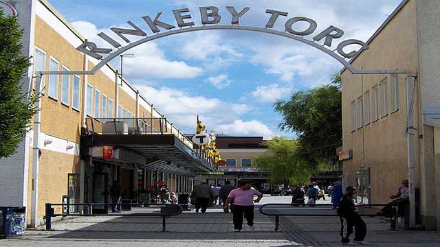 Väpnat rån i ”utsatt” Stockholmsförort – tvingades köra till bankomat och ta ut pengar