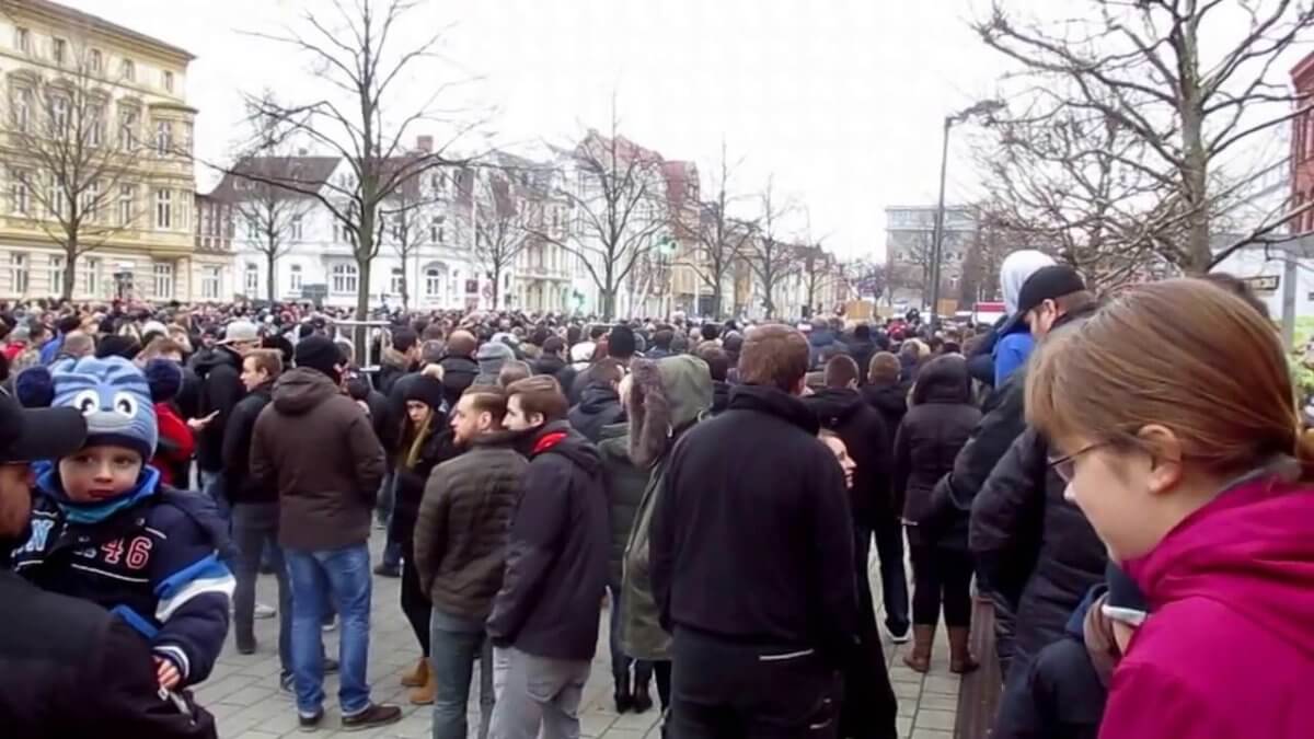 Våldsamma sammandrabbningar mellan lokalbefolkning och migranter i tysk stad