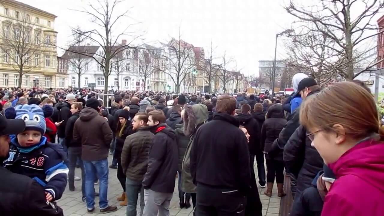 Våldsamma sammandrabbningar mellan lokalbefolkning och migranter i tysk stad