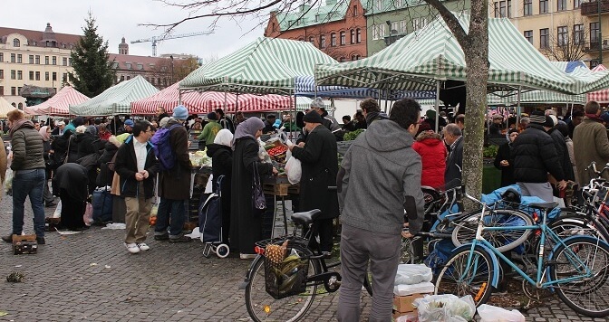 Styrande i Malmö skryter över god ekonomi – utelämnar miljarder i bistånd