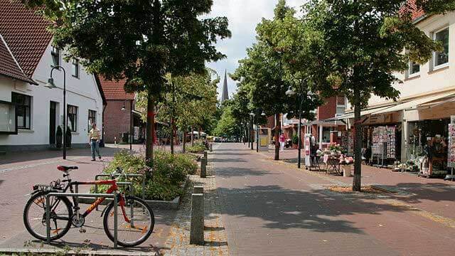 Ung kvinna svävar mellan liv och död efter ’ensamkommande flyktingbarns’ knivattack