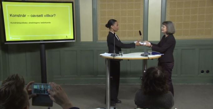 Myndigheter kan få statliga konstnärer – utredningsförslag värt 225 miljoner överlämnat till Bah Kuhnke