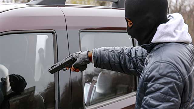 Fyra ynglingar häktade för lyxbilsrån